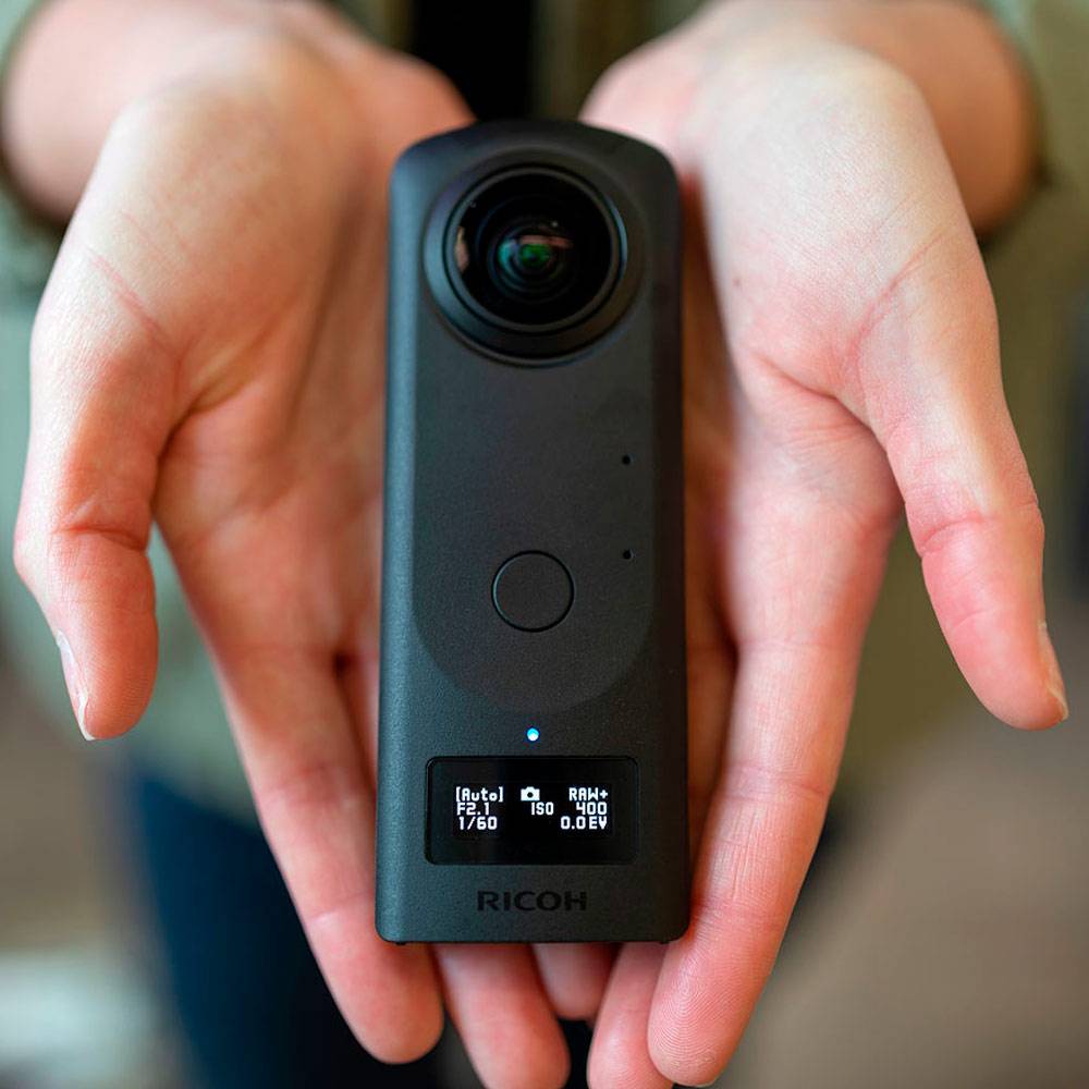 p_1_7_5_8_8_17588-Ricoh-Theta-Z1-Camara-360o-en-la-mano